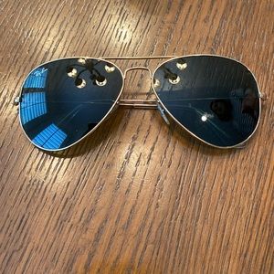 Ray-Ban Aviator Classic Lenses: Green Classic G-15 Solid Color  +  Frame:  Gold